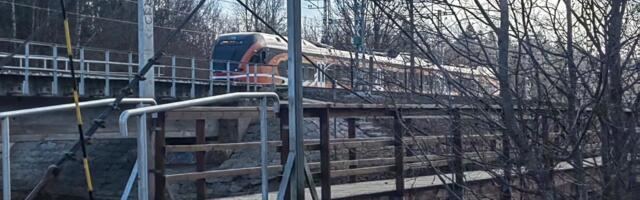 ФОТО | Поезд из Нарвы остановлен в 30 км от Таллинна. На месте работают спасатели, есть погибший
