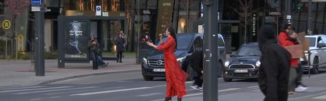 Элина Нечаева спела на перекрестке в центре Таллинна, чтобы привлечь внимание к болезням сердца