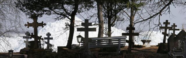 Почему на кладбище нельзя смотреть на чужие могилы: приметы, которые приносят беду