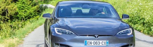 Годовые продажи электромобилей Tesla упали впервые за десятилетие