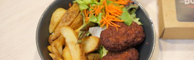 На веганской ярмарке можно было попробовать хумус, шашлык из сои, котлеты из "Фальшивой щуки"