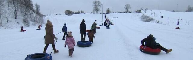 Зимняя погода привлекла людей в Тартуский снежный парк