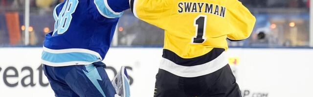 ВИДЕО | Российский вратарь подрался с соперником во время матча НХЛ под открытым небом