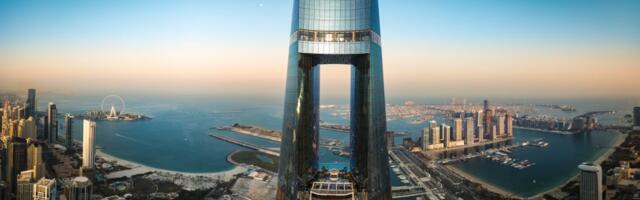 Самый высокий отель в мире отметил своё открытие зрелищным воздушным шоу