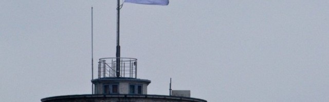 День независимости Эстонии начнется с торжественного поднятия флага. Но людей просят остаться дома