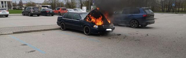 В центре Тарту загорелся автомобиль