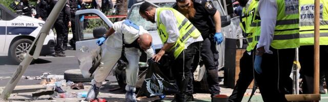 В Тель-Авиве преступник направил автомобиль на прохожих, а затем напал на них с ножом