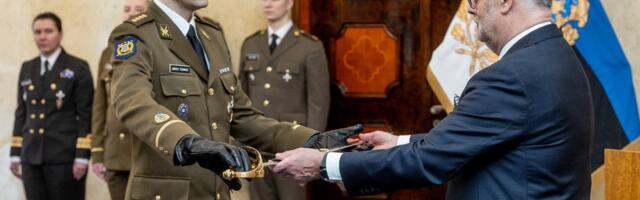 ФОТО | Президент Карис вручил офицерскую саблю к параду и присвоил высшие воинские звания