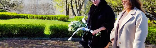 Мэр Нарвы возложила цветы к памятнику Второй мировой войны