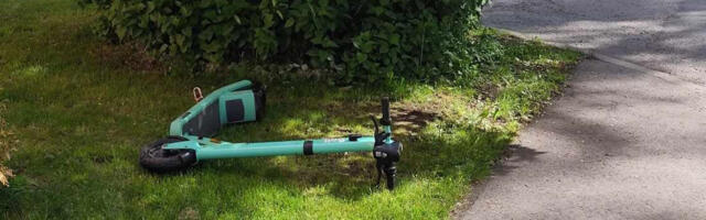 В Тарту пенсионер на электросамокате столкнулся с автомобилем