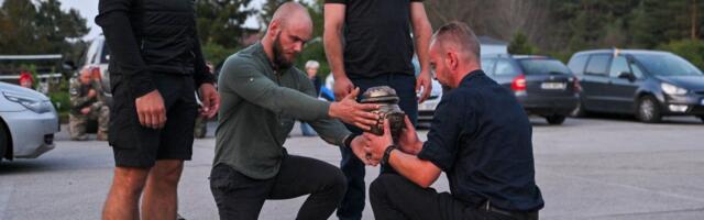 ФОТО | В Эстонию доставили урну с прахом погибшего на войне в Украине Олева Рооста 
