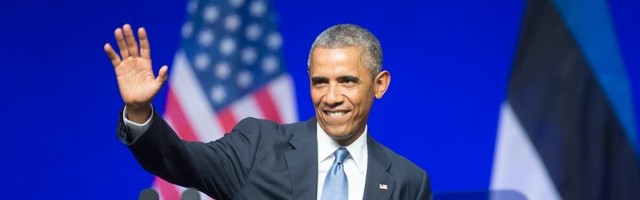 Обама шутит, что первым вопросом, который он задал, став президентом, был про инопланетян: ”У нас есть секретная лаборатория?”