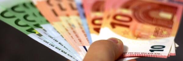 О чем пишет пресса: населению вернули 30 миллионов евро, некоторые лишатся пособий по безработице