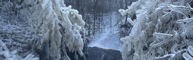 ФОТО: в Валасте можно любоваться ледяным творением природы
