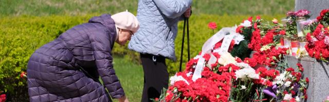 Сотни нарвитян несут цветы к братской могиле