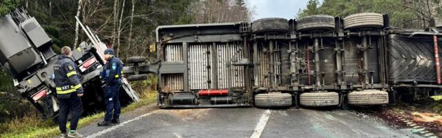 ФОТО | На шоссе Таллинн — Рапла столкнулись два грузовика
