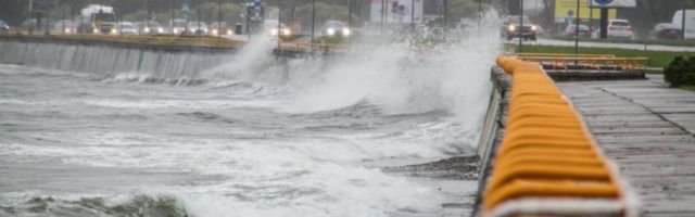 Метеорологи предупреждают: шторм "Эдуард" принесет в субботу обильные осадки и ветер до 30 м/с