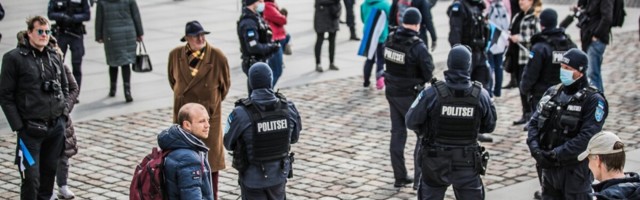 Протесты в Таллинне: возбуждено десять дел о проступке, один человек оштрафован на 200 евро за оскорбление представителя власти