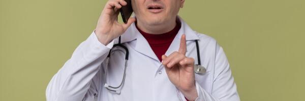 Родителей призывают активнее пользоваться удаленными консультациями с педиатром на праздники