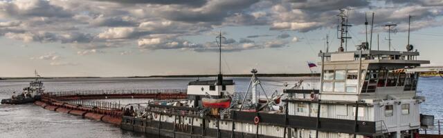 На реке Лена в России столкнулись два танкера — в воду попало от 60 до 90 тонн бензина. Один из капитанов был пьян