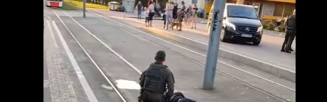 В Копли мужчина лежал на рельсах: у прибывшей полиции возник конфликт с прохожей