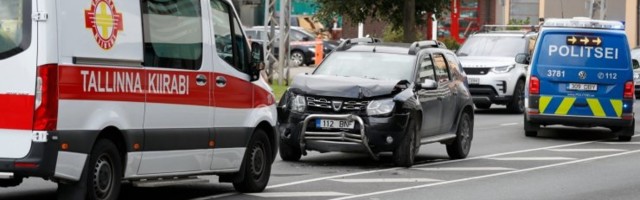 ФОТО: В центре Таллинна автомобиль скорой помощи попал в аварию