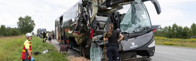 Судьба водителя автобуса, не заметившего стоявший на обочине грузовик, остается неопределенной 
