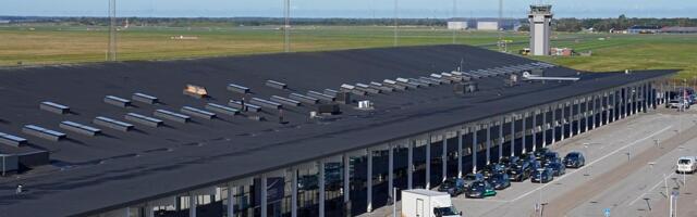 В датском аэропорту вновь закрывали небо из-за дронов. СМИ: они летят с российского военного корабля