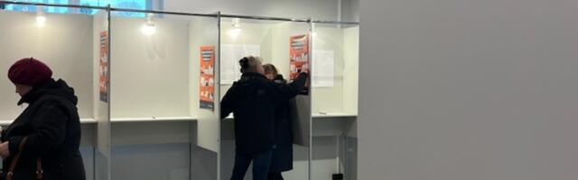 ФОТО | Кандидат Центристской партии в нарушение правил вошел в кабину для голосования вместе с избирателем