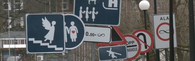 Возле церкви в Раквере установили дорожные знаки, рассказывающие рождественскую историю