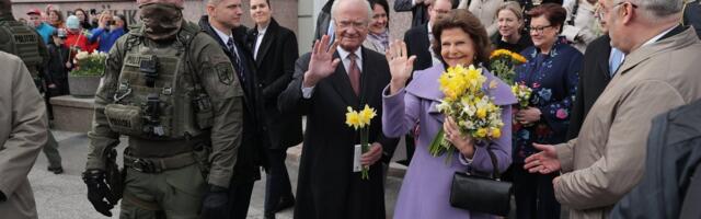 ГАЛЕРЕИ | Шведская королевская чета посетила сегодня Тарту. Они приехали туда на общественном транспорте