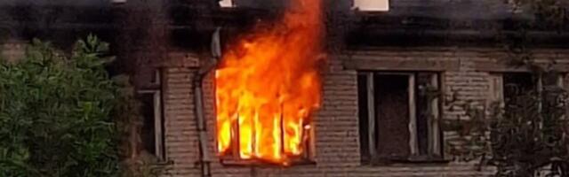 ФОТО | В нарвском общежитии загорелась квартира 