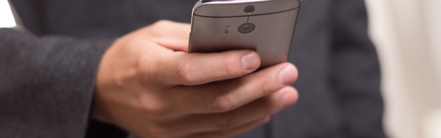 В Кохтла-Ярве неизвестный взял дорогой смартфон у 30-летнего мужчины, «чтобы позвонить», и оставил его себе