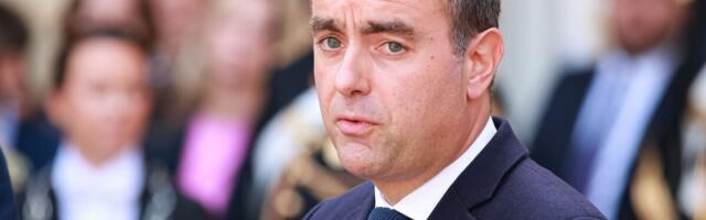 Премьер-министр Франции подал прошение об отставке спустя месяц работы