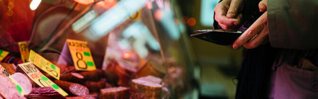 На таллиннских рынках выявлены нарушения при обращении с наличными и выдаче торговых разрешений