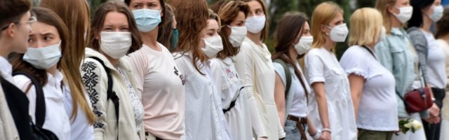 ВИДЕО и ФОТО | Белорусские женщины вышли на улицы с цветами, чтобы остановить насилие