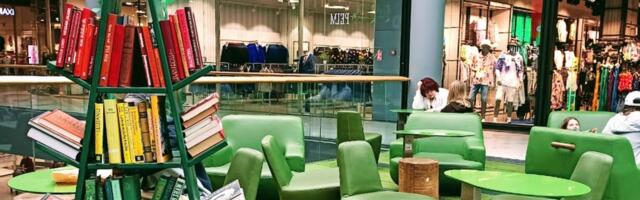 Буккроссинг от НКО „Ласнаидея“: в торговом центре Юлемисте появилась полка-елка для обмена книгами