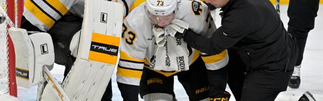 ВИДЕО | Шок на льду: звезда НХЛ получила шайбой в лицо после рикошета