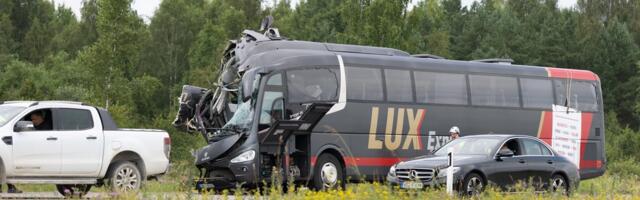 Водитель автобуса, который врезался в грузовик, больше не работает в Lux Express