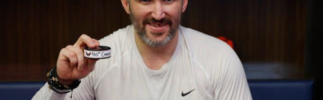 ВИДЕО | Овечкин, известный поддержкой Путина, забросил 900-ю шайбу в НХЛ — канадский вратарь попытался её „украсть“