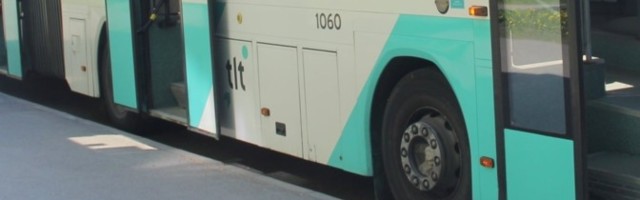 В затормозившем столичном автобусе упала и получила травмы женщина
