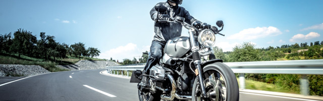 Притворявшегося слепым мошенника задержали за рулем мотоцикла