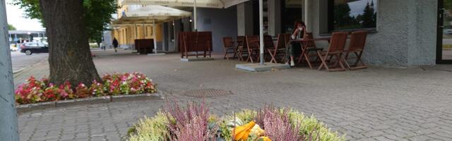 Улицы города пока убирают по-летнему, но уже готовятся к зиме