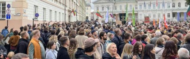 Несколько тысяч человек протестуют у Президентского дворца против новых правящих