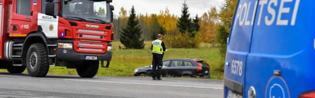 Автомобиль съехал с дороги и перевернулся: находившийся рядом пьяный мужчина утверждает, что за рулем был не он