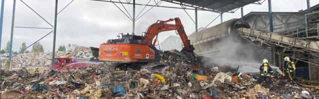 ФОТО | Рядом с центром сортировки отходов загорелась огромная куча строительного мусора