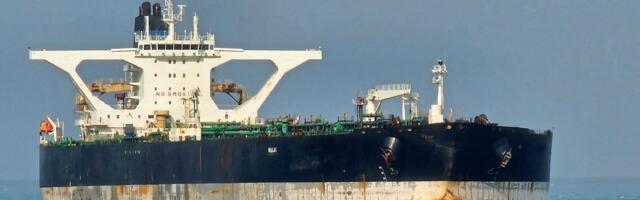 Подлодка РФ сопровождает танкер, за которым следят США