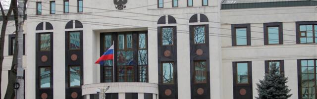 В Кишиневе водитель Mercedes протаранил ворота посольства России