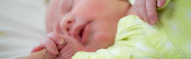 Женщина скончалась во время родов в Латвии. Ребенка удалось спасти