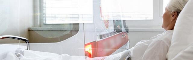 Пожилая женщина, которую привезли в больницу из дома попечения с переломами, умерла. Сыну не могут объяснить, что случилось